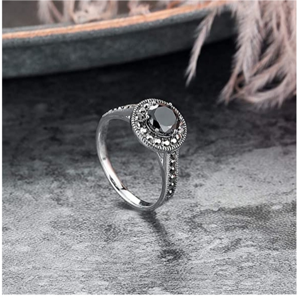 Vintage Women's Silver Ring Black Onyx Marcasite